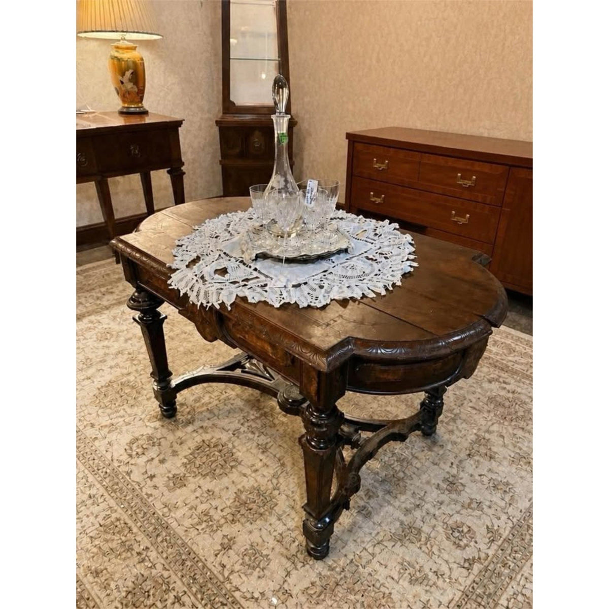 Antique 1880s Victorian oval parlor table/end table/accent table