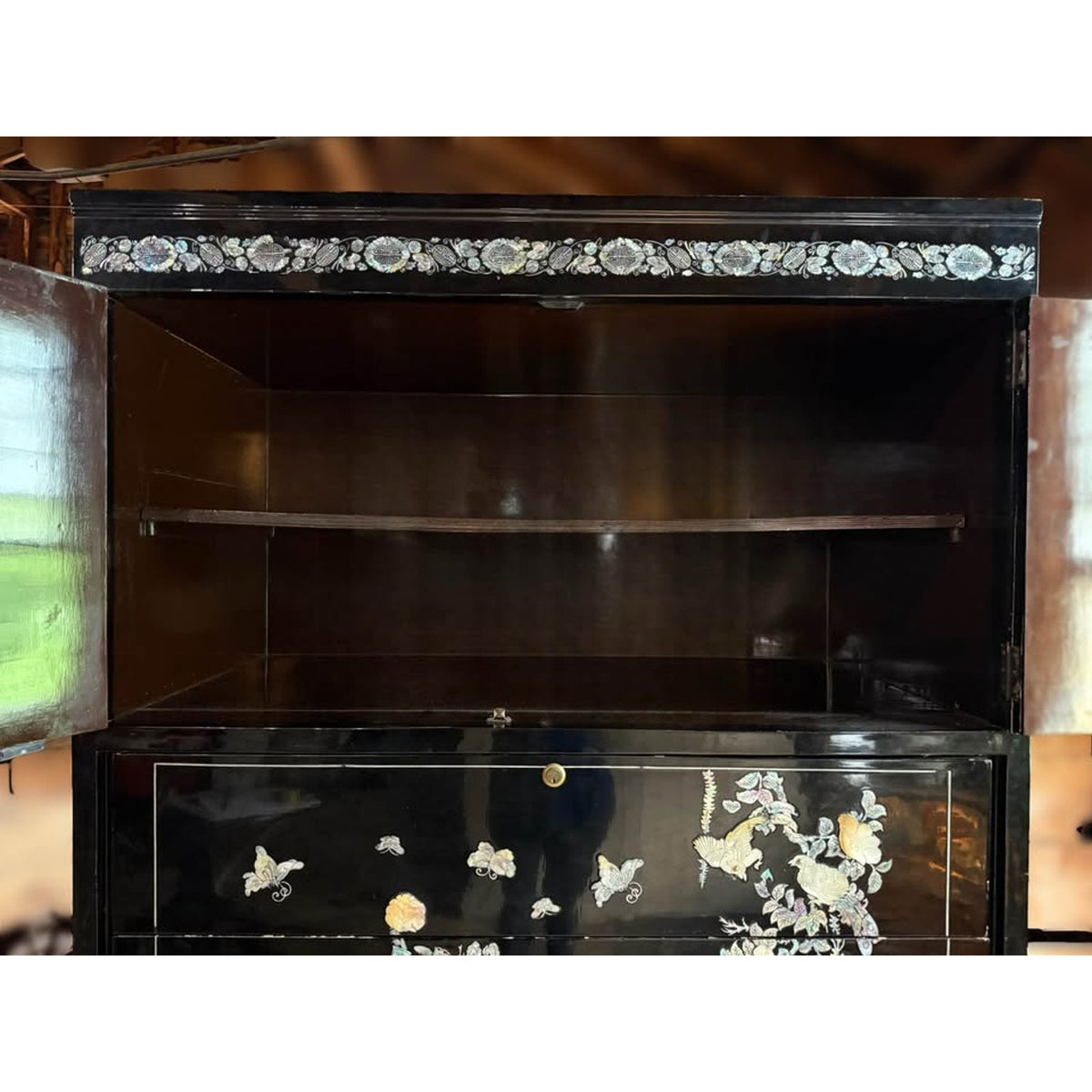 Vintage Chinese Black Lacquer dresser/cabinet/wardrobe Peacock mother of pearl abalone