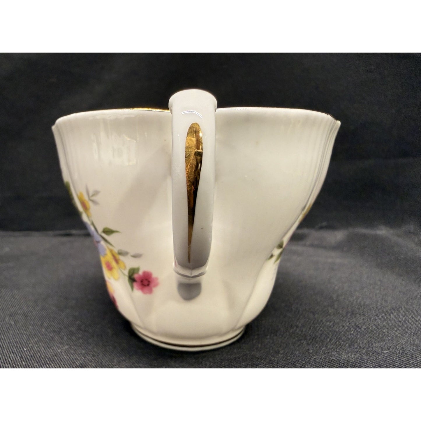 Royal Albert Bone China tea cup & saucer England Pink roses floral pattern VTG