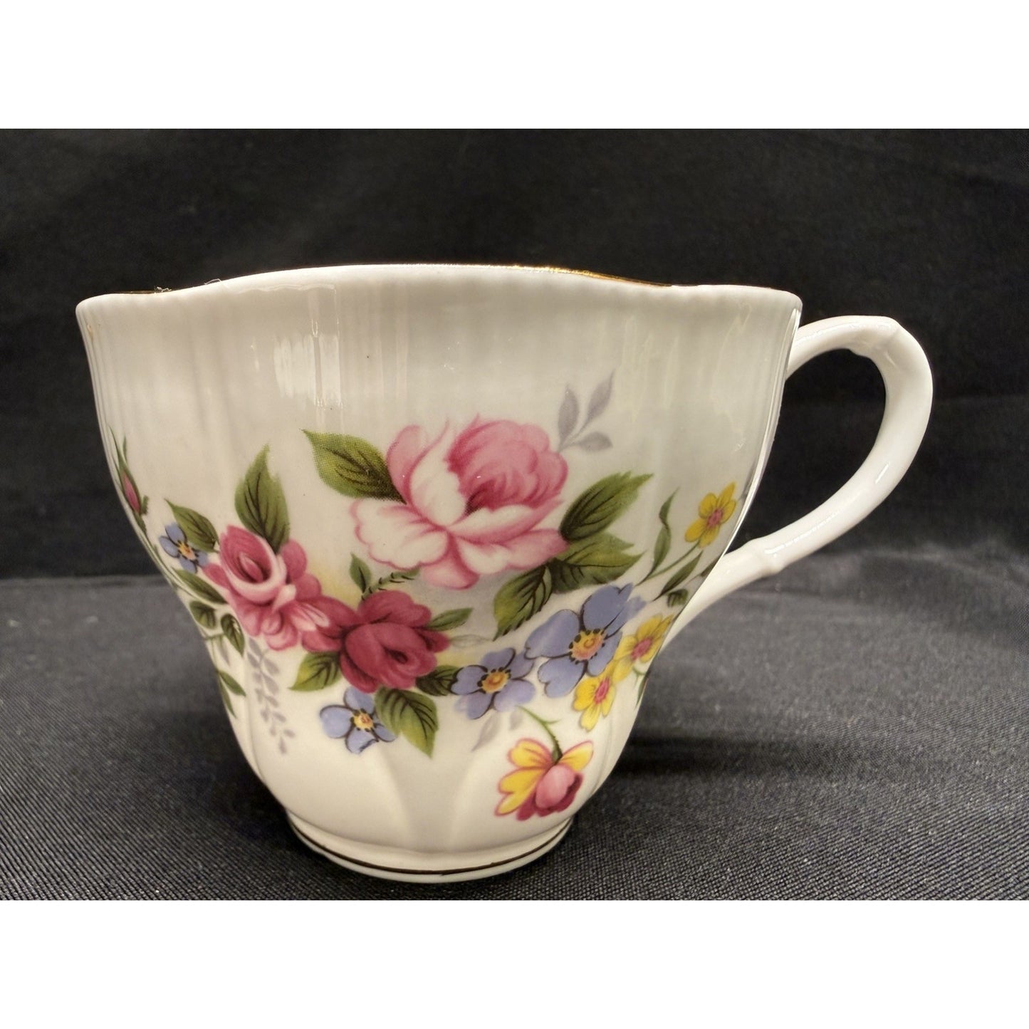 Royal Albert Bone China tea cup & saucer England Pink roses floral pattern VTG