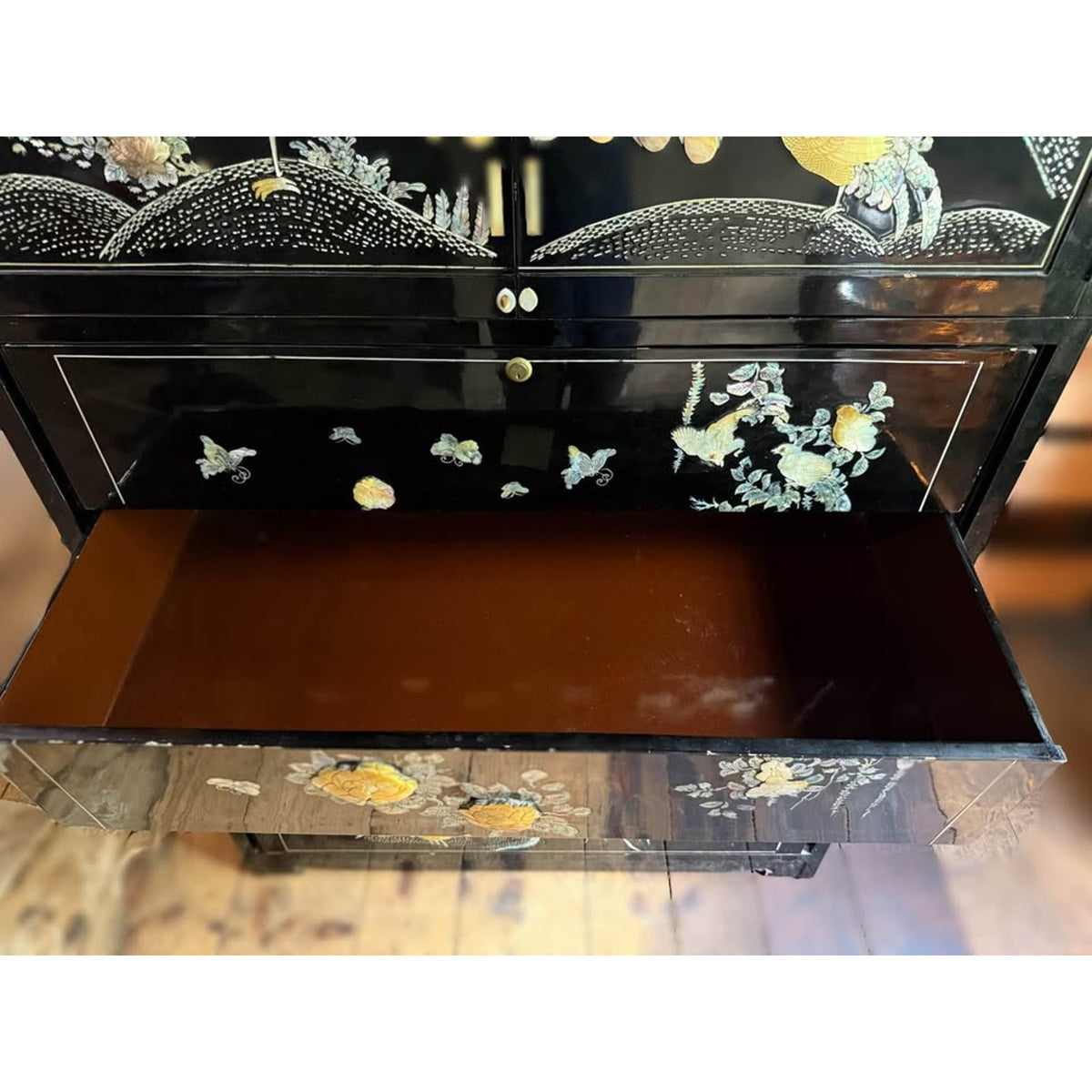 Vintage Chinese Black Lacquer dresser/cabinet/wardrobe Peacock mother of pearl abalone