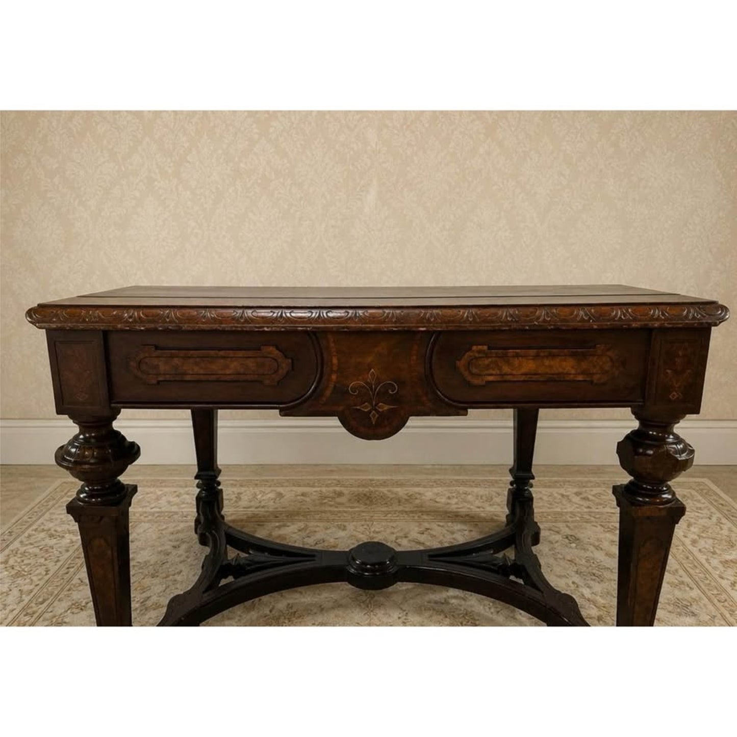 Antique 1880s Victorian oval parlor table/end table/accent table