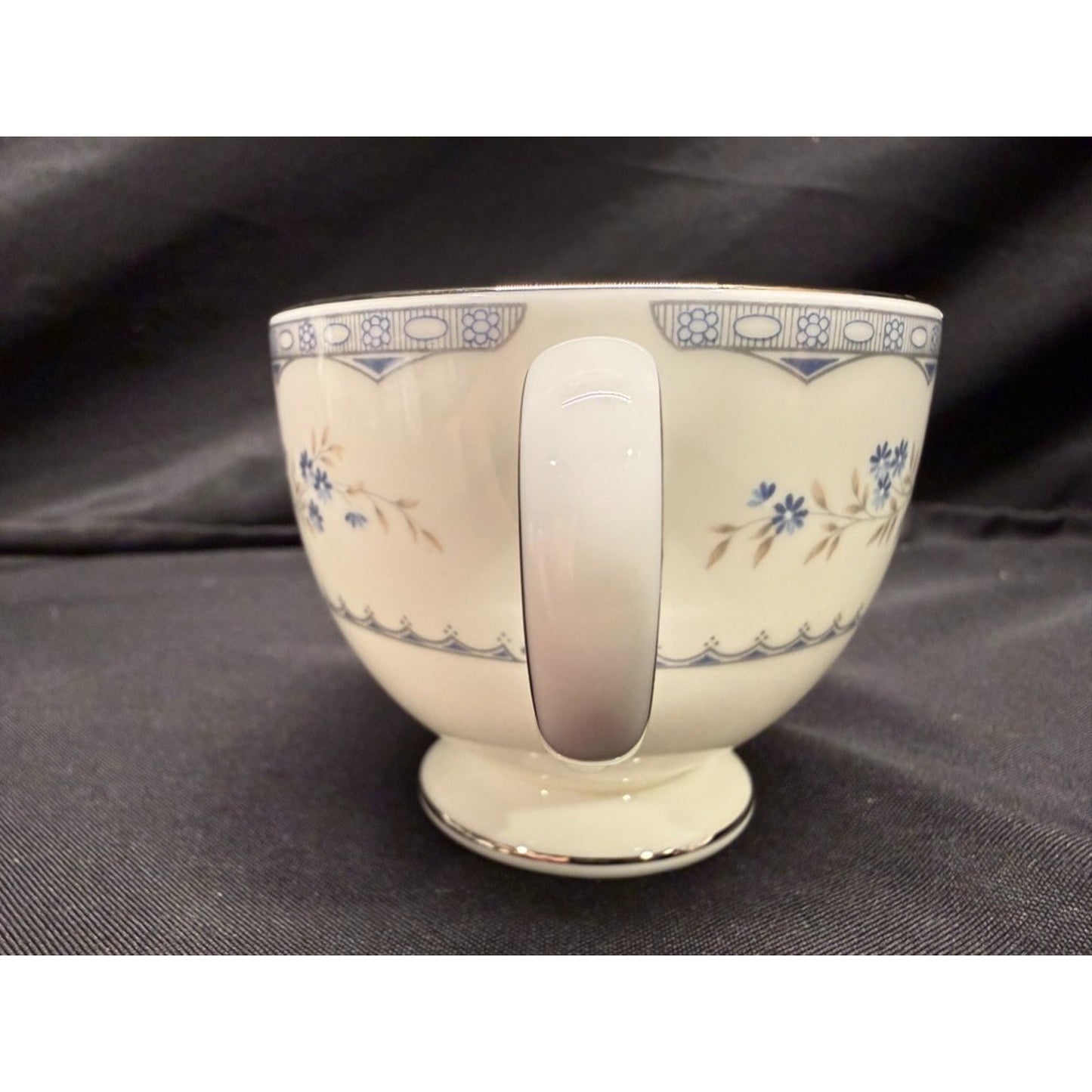 Set of 6 Wedgwood Gardenia Bone China tea cups & Saucers #R4628 Made In England