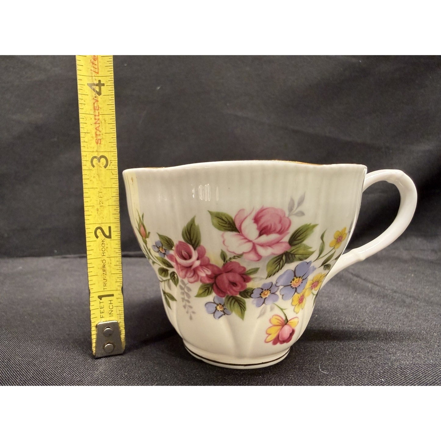 Royal Albert Bone China tea cup & saucer England Pink roses floral pattern VTG