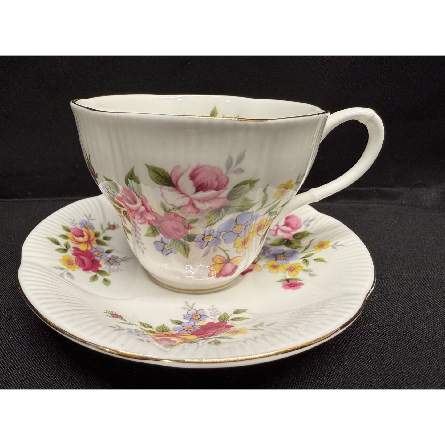 Royal Albert Bone China tea cup & saucer England Pink roses floral pattern VTG