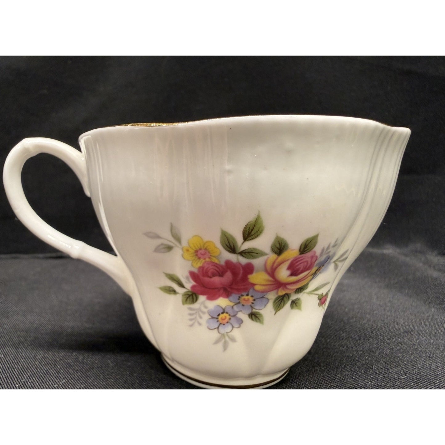 Royal Albert Bone China tea cup & saucer England Pink roses floral pattern VTG
