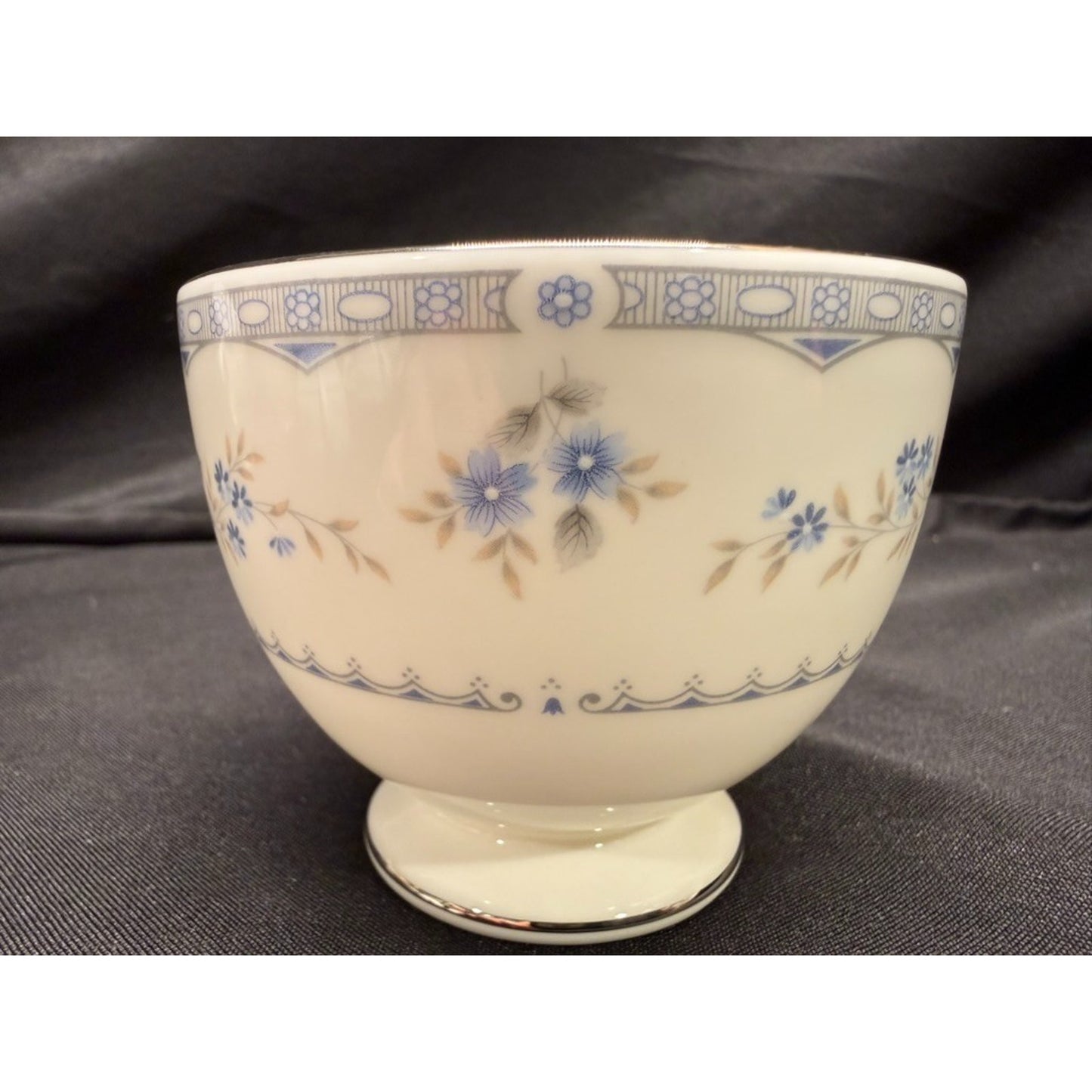 Set of 6 Wedgwood Gardenia Bone China tea cups & Saucers #R4628 Made In England
