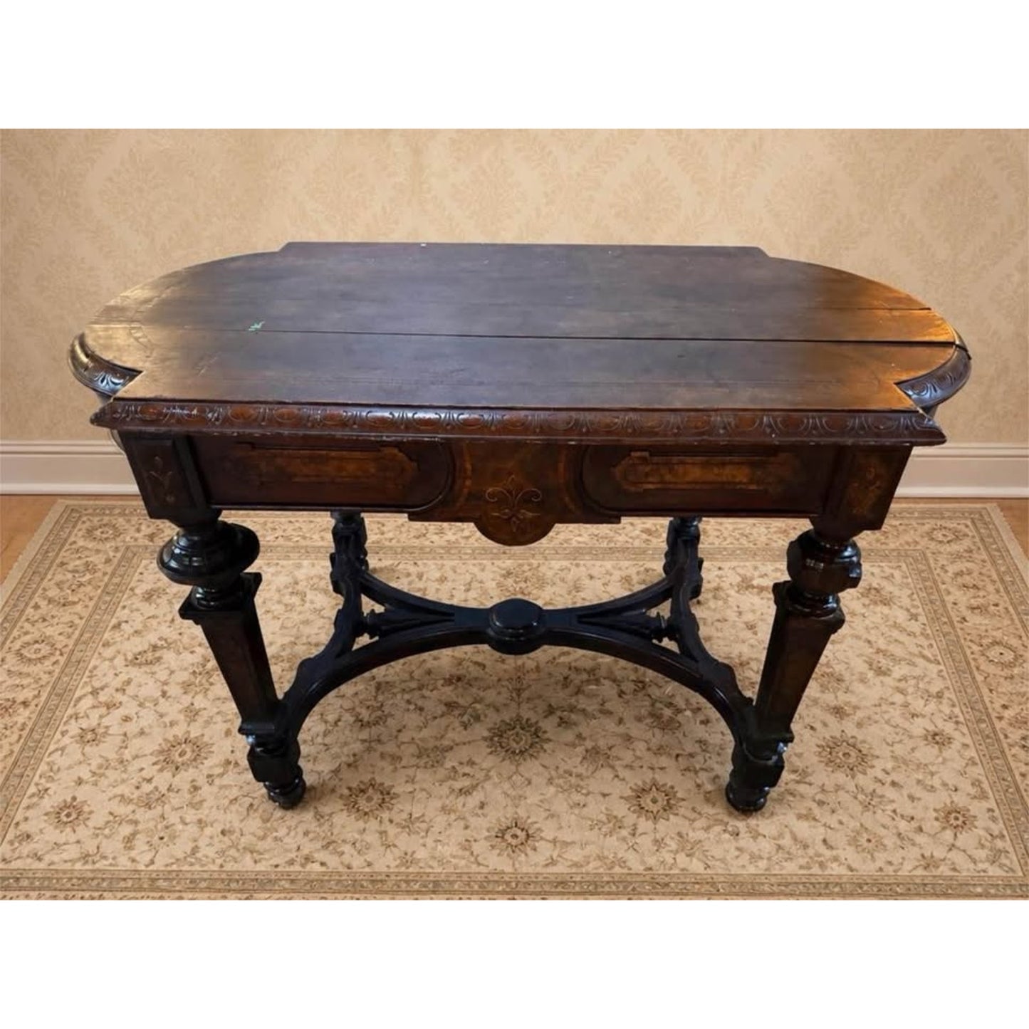 Antique 1880s Victorian oval parlor table/end table/accent table