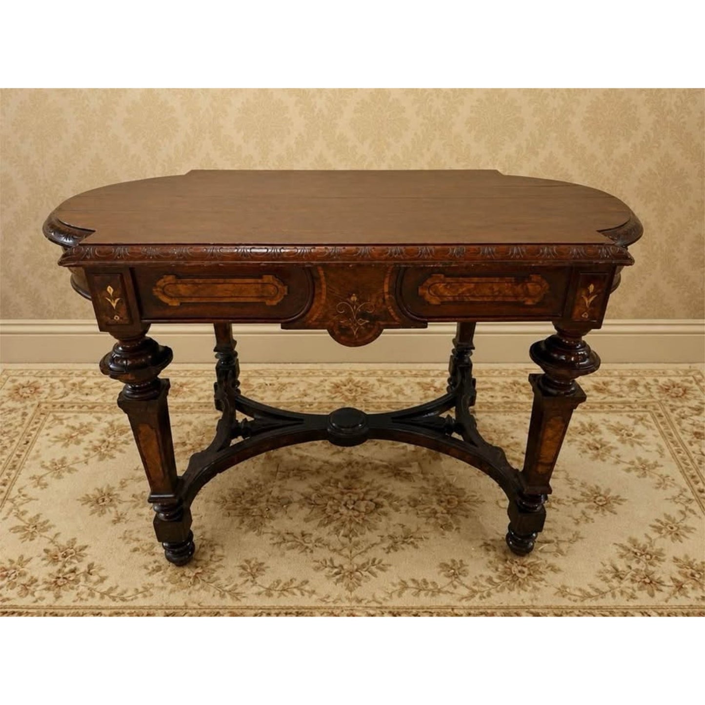 Antique 1880s Victorian oval parlor table/end table/accent table