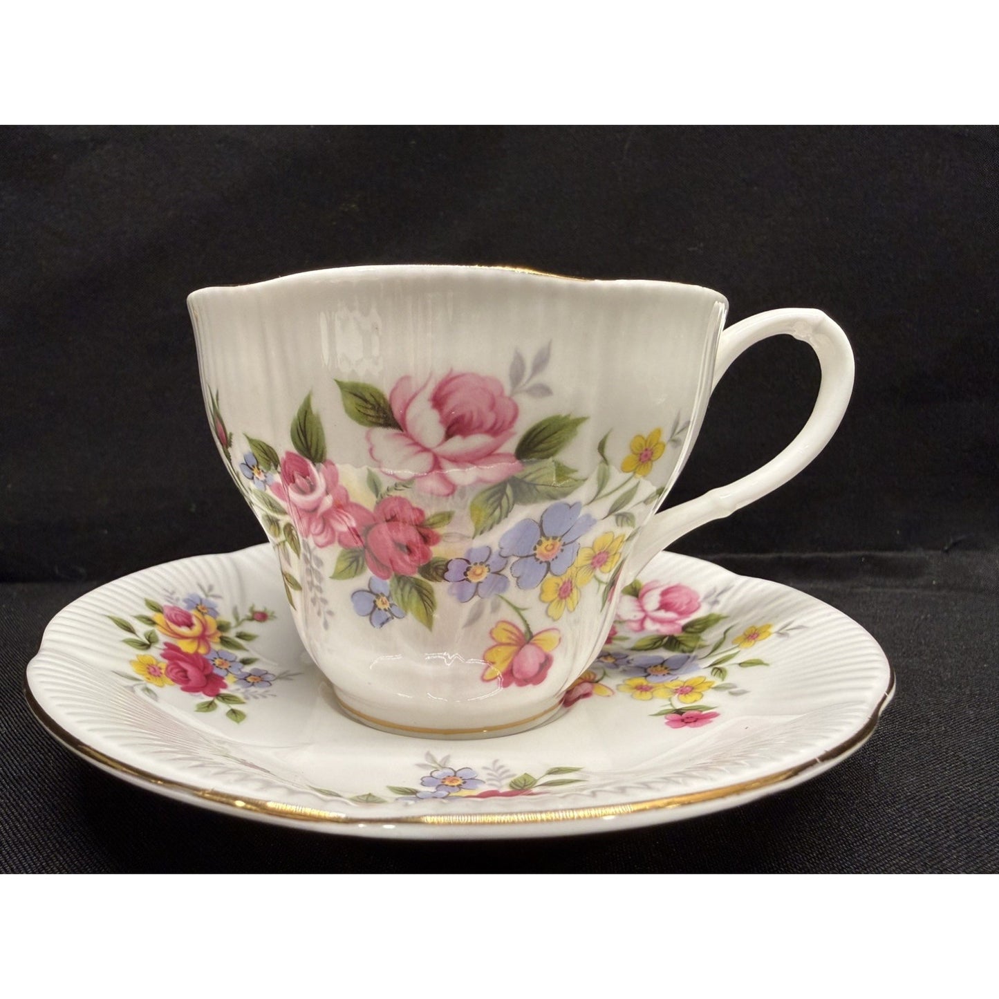 Royal Albert Bone China tea cup & saucer England Pink roses floral pattern VTG