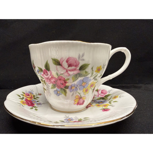 Royal Albert Bone China tea cup & saucer England Pink roses floral pattern VTG