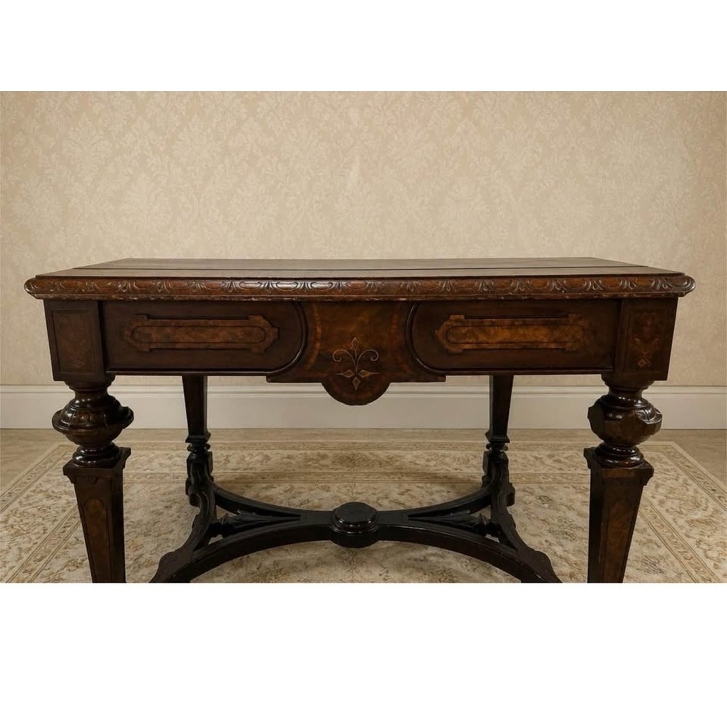 Antique 1880s Victorian oval parlor table/end table/accent table
