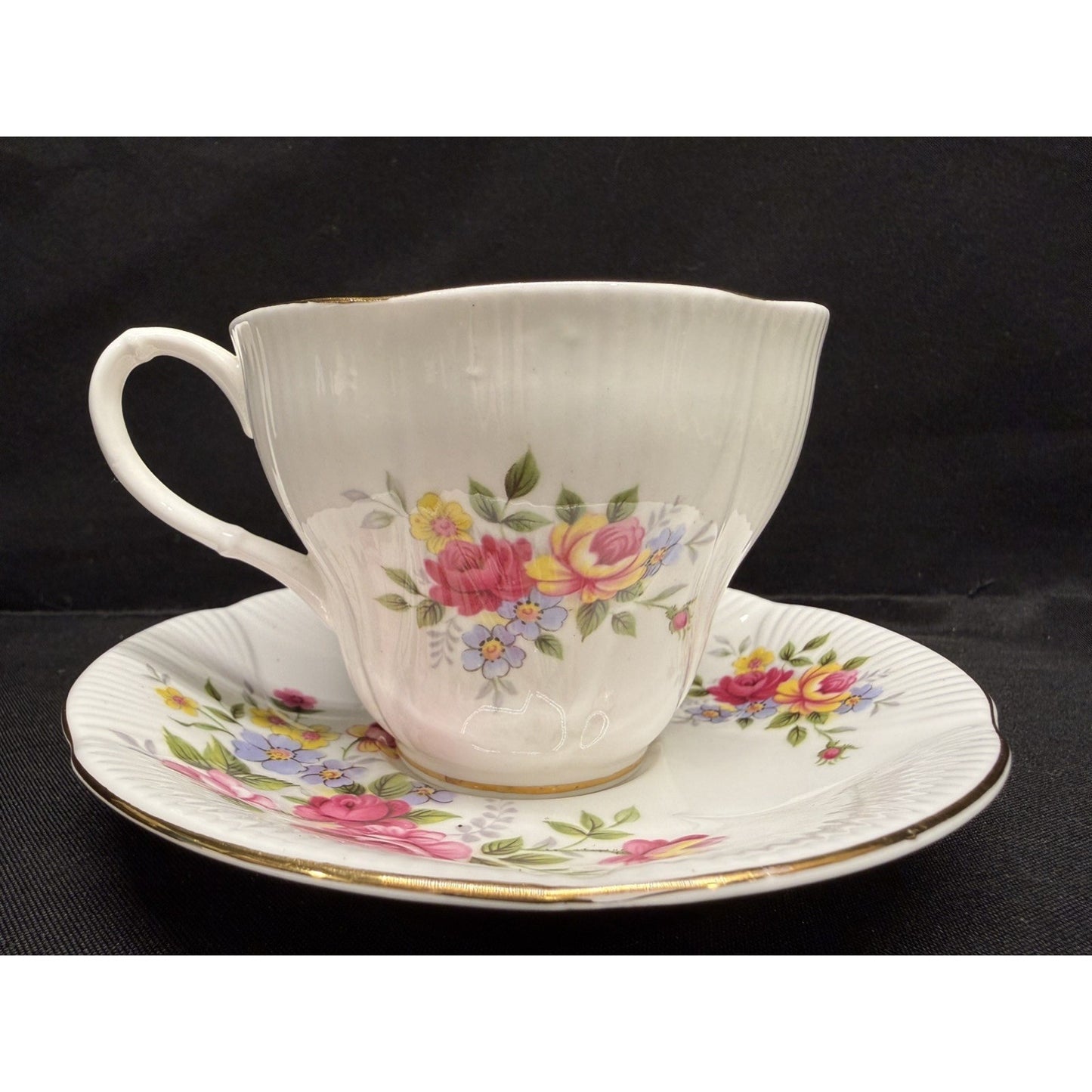 Royal Albert Bone China tea cup & saucer England Pink roses floral pattern VTG