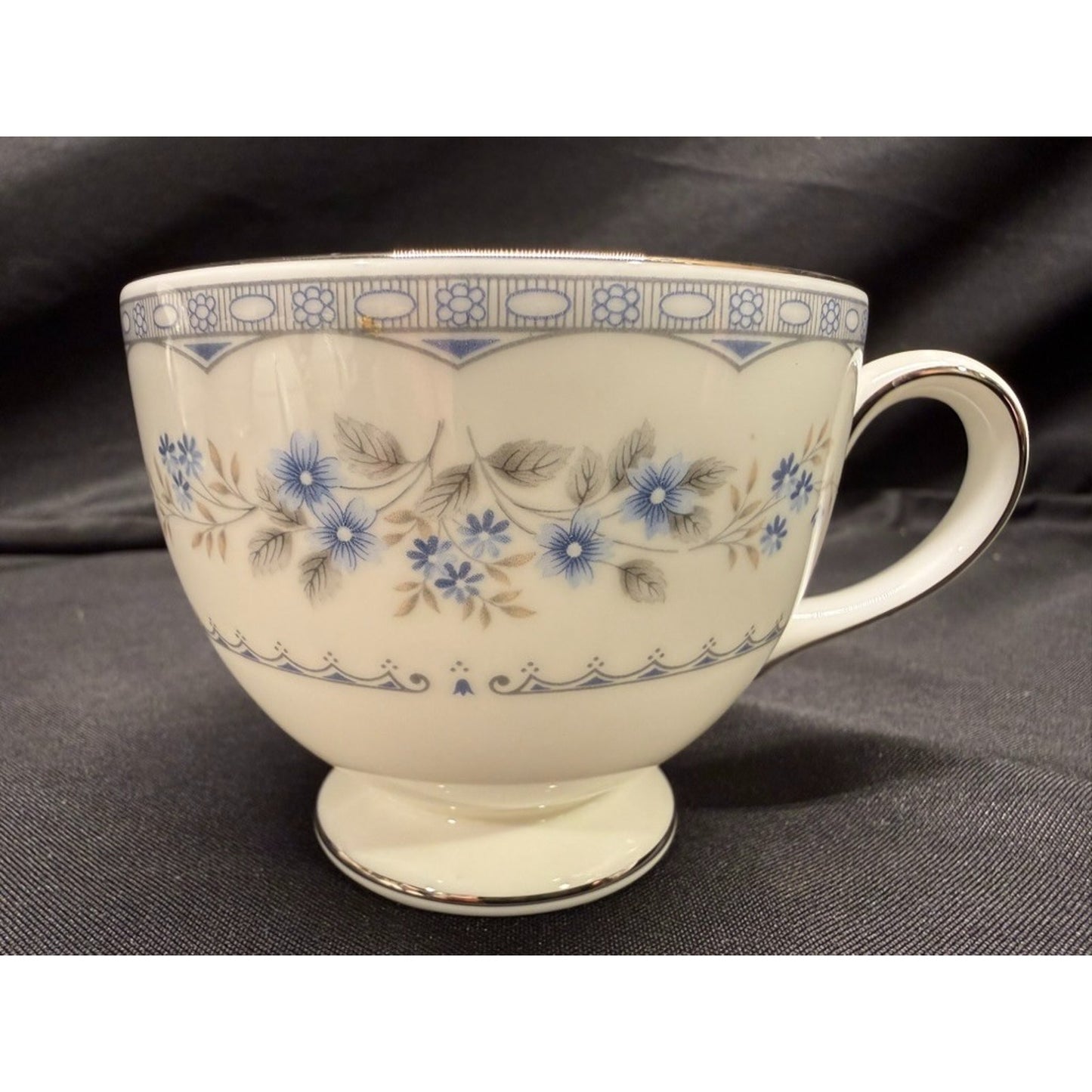 Set of 6 Wedgwood Gardenia Bone China tea cups & Saucers #R4628 Made In England