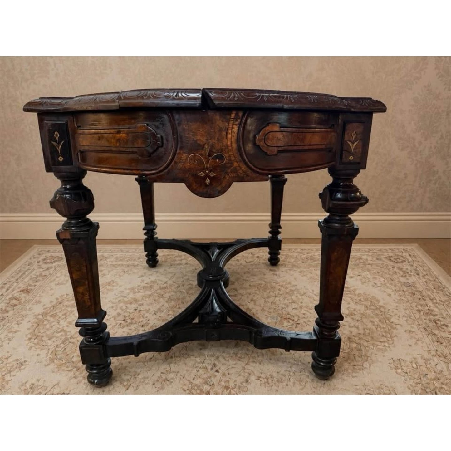 Antique 1880s Victorian oval parlor table/end table/accent table